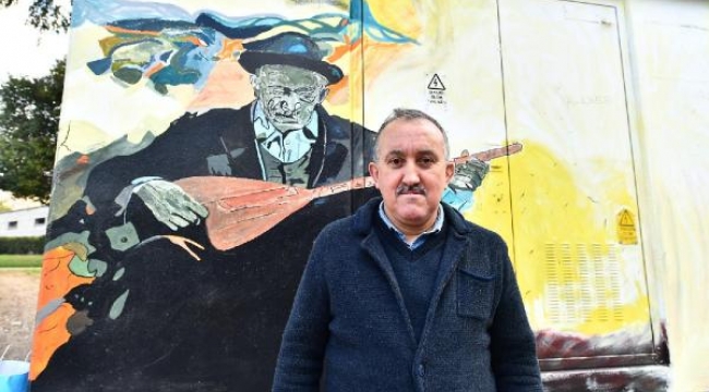Çizdiği resimlerle İzmir'in her köşesini renklendiriyor