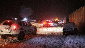 Denizli'de kar lastiği olmayan araçlar yolda kaldı