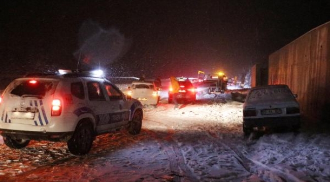 Denizli'de kar lastiği olmayan araçlar yolda kaldı