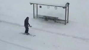 Denizli'de sokak arasında snowboard ve kayak