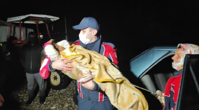 Dere taşınca mahsur kalan 1'i bebek, 4 kişilik aile kurtarıldı