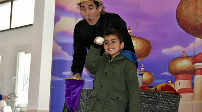 Eğlenceli gösteriler çocuklara keyifli anlar yaşattı