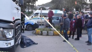 Ekmek alıp dönerken TIR'ın çarpmasıyla öldü