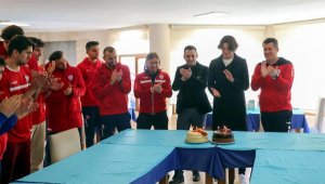 Enis Destan'a pastalı uğurlama