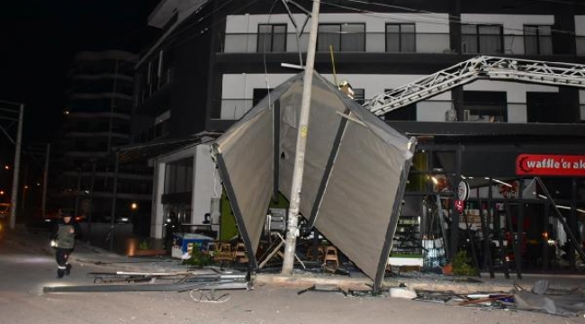 Fırtınada uçan tente elektrik direğine zarar verdi