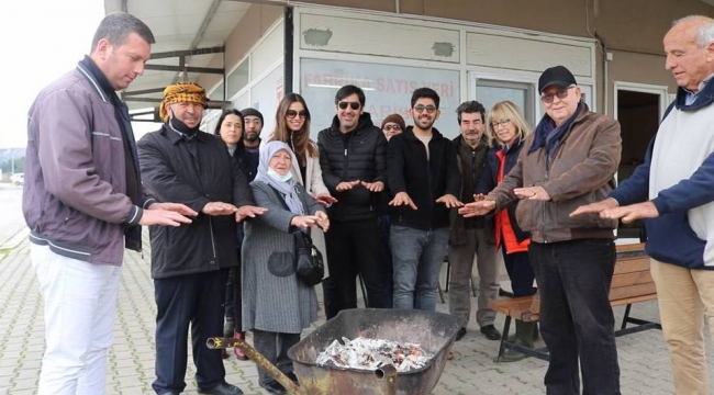 Foçalı zeytinciler sezonu börekle kapattılar