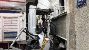 Freni boşalan kamyonet binaya çarptı: 3 yaralı