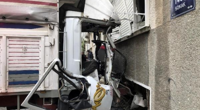Freni boşalan kamyonet binaya çarptı: 3 yaralı