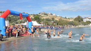 İklim krizine dikkat çekmek için kulaç attılar