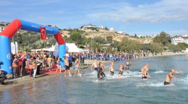 İklim krizine dikkat çekmek için kulaç attılar