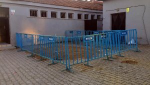 İlkokul bahçesinde oluşan çukur, çakıllı kumla kapatıldı