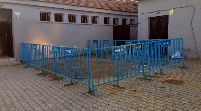 İlkokul bahçesinde oluşan çukur, çakıllı kumla kapatıldı