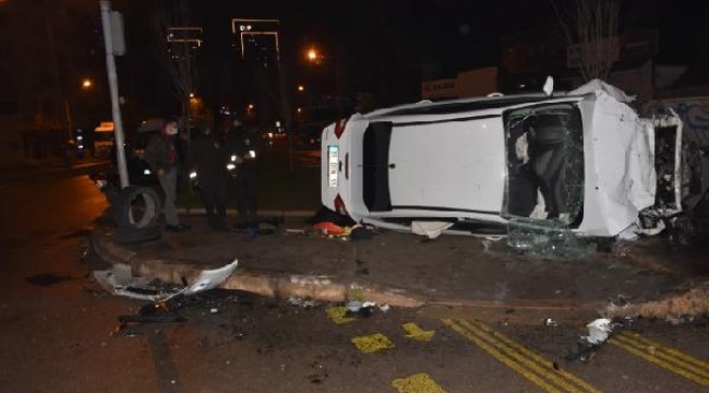 İzmir'de otomobil, personel servisine çarptı: 3 yaralı