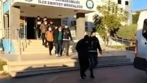 İzmir'de tefecilik operasyonunda 5 kişi tutuklandı