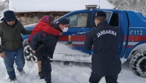 Jandarma diyaliz hastası kadını sırtında taşıdı