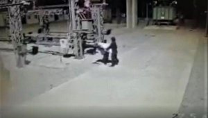 Kablo hırsızlığı için girdi; akıma kapılarak yaralandı