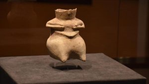 Kadın figürlü toprak kap, 8 bin 200 yaşında