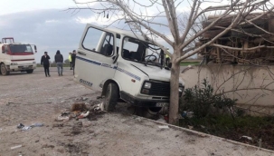 Kamyonet ikiye bölündü, 2 kişi yaralandı