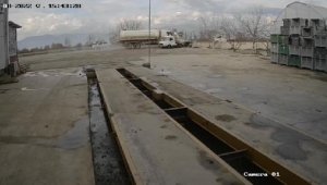 Kamyonetin ikiye bölündüğü kaza kamerada