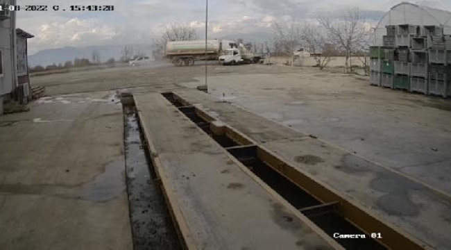 Kamyonetin ikiye bölündüğü kaza kamerada