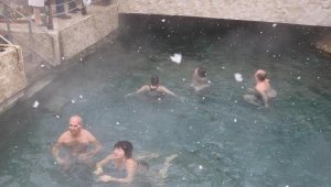 Kar altında antik havuz keyfi