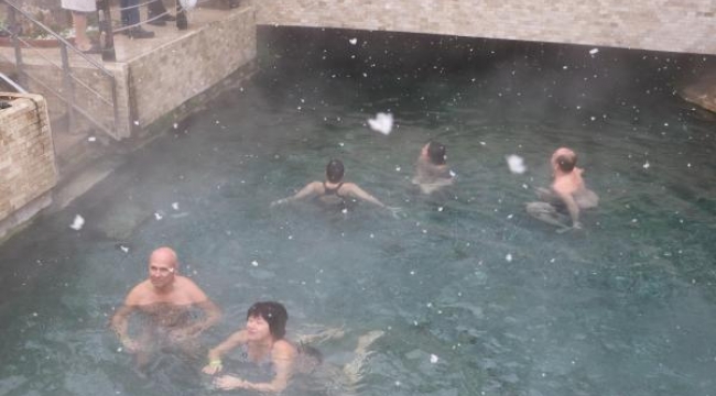 Kar altında antik havuz keyfi