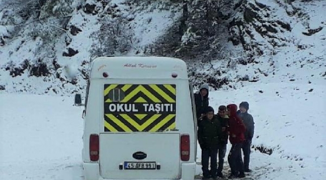 Kar nedeniyle yolda mahsur kalan öğrenciler kurtarıldı