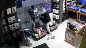 Mağazadan 8 cep telefonu çalan 2 kardeşten 1'i tutuklandı