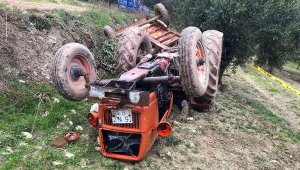 Manisa'da devrilen traktörün sürücüsü öldü