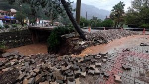 Marmaris'te 1 yılda düşen yağışın 3'te 1'i, 4 günde yağdı