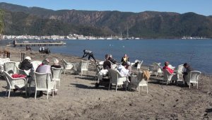 Marmaris'te güneşli havayı görenler sahile koştu
