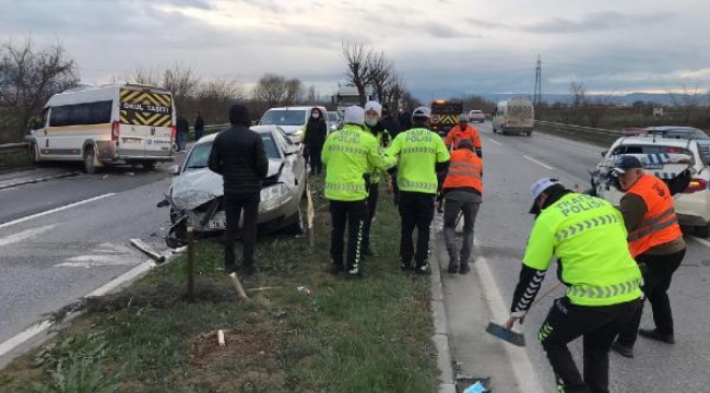 Minibüs polis aracına çarptı: 1'i polis 2 yaralı