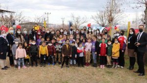 Minikler, meyve fidanlarını toprakla buluşturdu