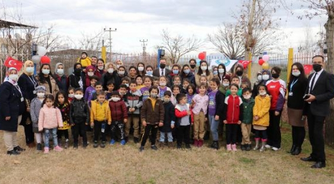 Minikler, meyve fidanlarını toprakla buluşturdu