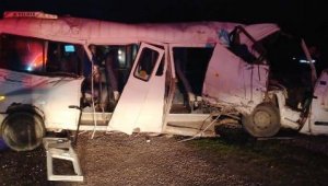 Muğla'da öğrenci servisi ile TIR çarpıştı: 17 yaralı