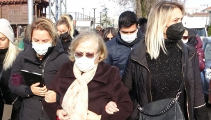 Oğlunun iki eşiyle cenaze namazına geldi