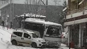 Öğrenci midibüsü karla kaplı yolda hafif ticari aracı sürükledi 