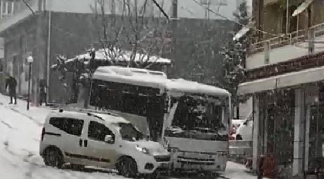 Öğrenci midibüsü karla kaplı yolda hafif ticari aracı sürükledi 