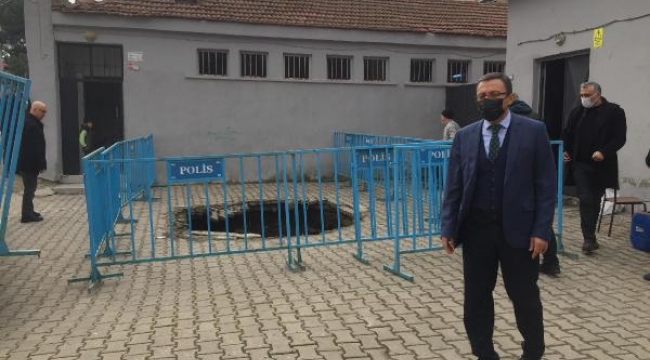 Okulun bahçesinde 2 metre derinliğinde çökme 