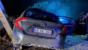 Otomobil aydınlatma direğine çarptı: 1 ölü, 2 yaralı