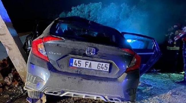 Otomobil aydınlatma direğine çarptı: 1 ölü, 2 yaralı