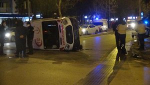 Otomobille çarpışan ambulans yan yattı; 3 yaralı