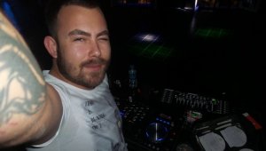 Otomobille yolunu kestiği DJ'yi cadde ortasında vurdu