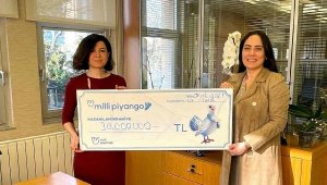 Piyangodan 30 milyon lira kazanan İzmirli parasını aldı