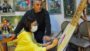 Robot resim çizen polis, resim dersi veriyor