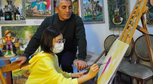 Robot resim çizen polis, resim dersi veriyor