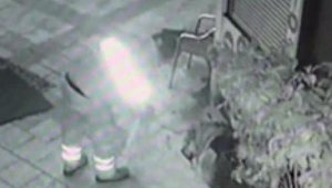 Soğukta kalan köpeğin üzerini örttü