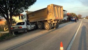 Sollamak istediği kamyona çarptı: 1 ölü, 2 yaralı