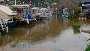 Su kanalı 1,5 metre yükseldi, restoranları su bastı