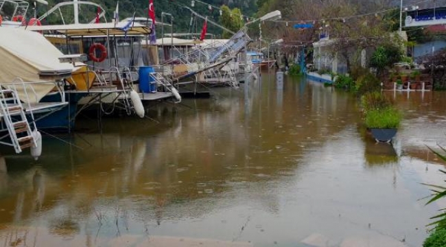 Su kanalı 1,5 metre yükseldi, restoranları su bastı